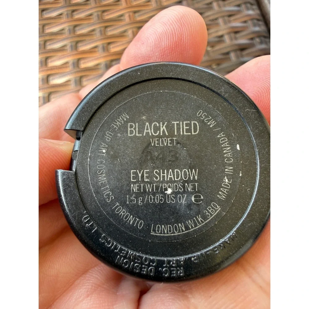 MAC Cosmetics Black Tied Velvet Eye‎ Shadow Single 1.5g Black Silver Sparkle A43